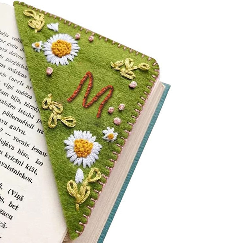 1PC Personalized Hand Embroidered Corner Bookmark Handmade Custom Letter Bookmarks Hand Stitched Felt Bookmarker Book Lovers Toy