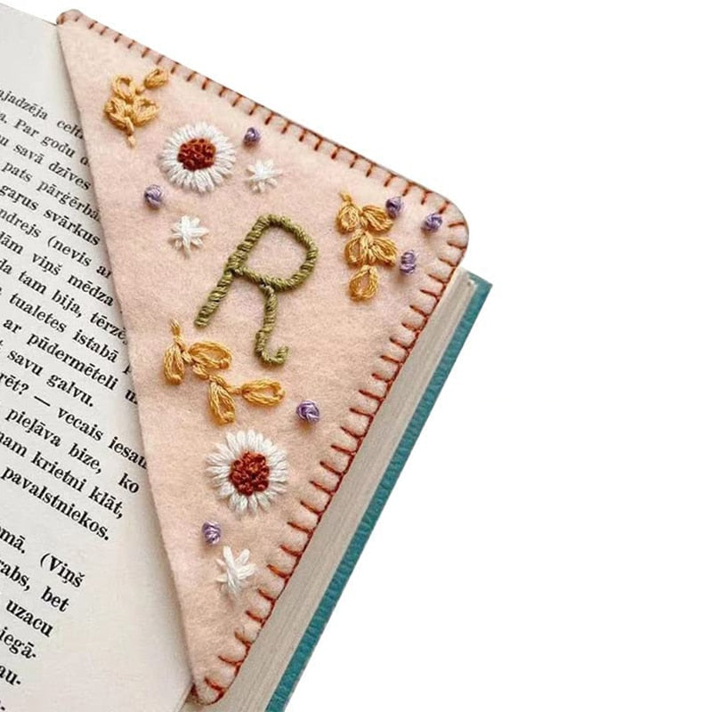 1PC Personalized Hand Embroidered Corner Bookmark Handmade Custom Letter Bookmarks Hand Stitched Felt Bookmarker Book Lovers Toy