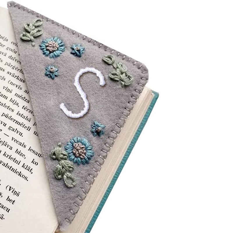 1PC Personalized Hand Embroidered Corner Bookmark Handmade Custom Letter Bookmarks Hand Stitched Felt Bookmarker Book Lovers Toy