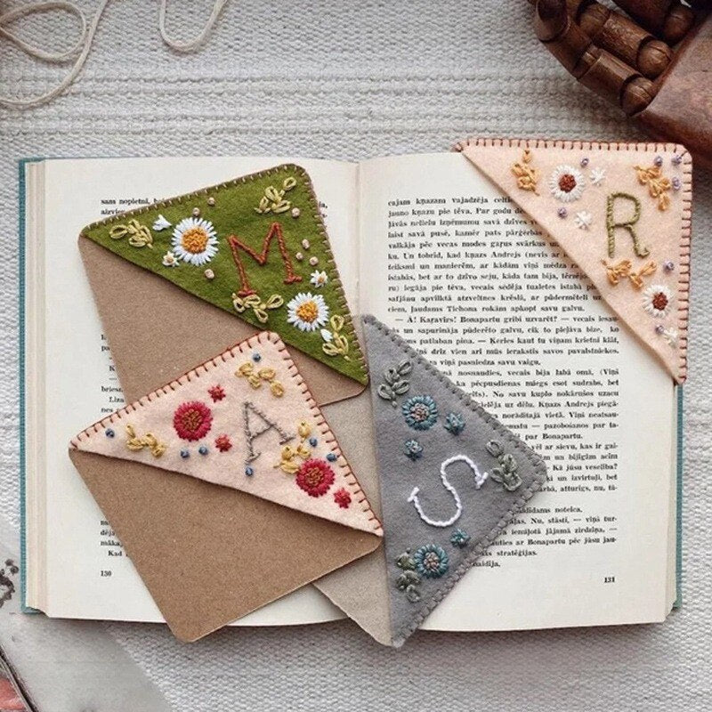 1PC Personalized Hand Embroidered Corner Bookmark Handmade Custom Letter Bookmarks Hand Stitched Felt Bookmarker Book Lovers Toy