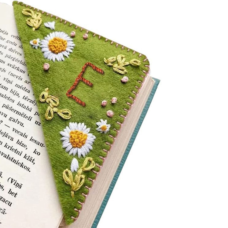 1PC Personalized Hand Embroidered Corner Bookmark Handmade Custom Letter Bookmarks Hand Stitched Felt Bookmarker Book Lovers Toy